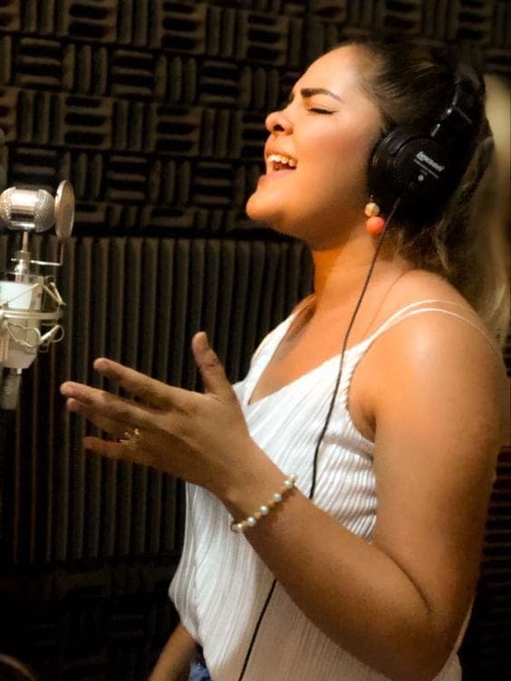 Cantora Larissa Emilly Entra Em Estúdio Para Gravar Primeiro Álbum Em Carreira Solo