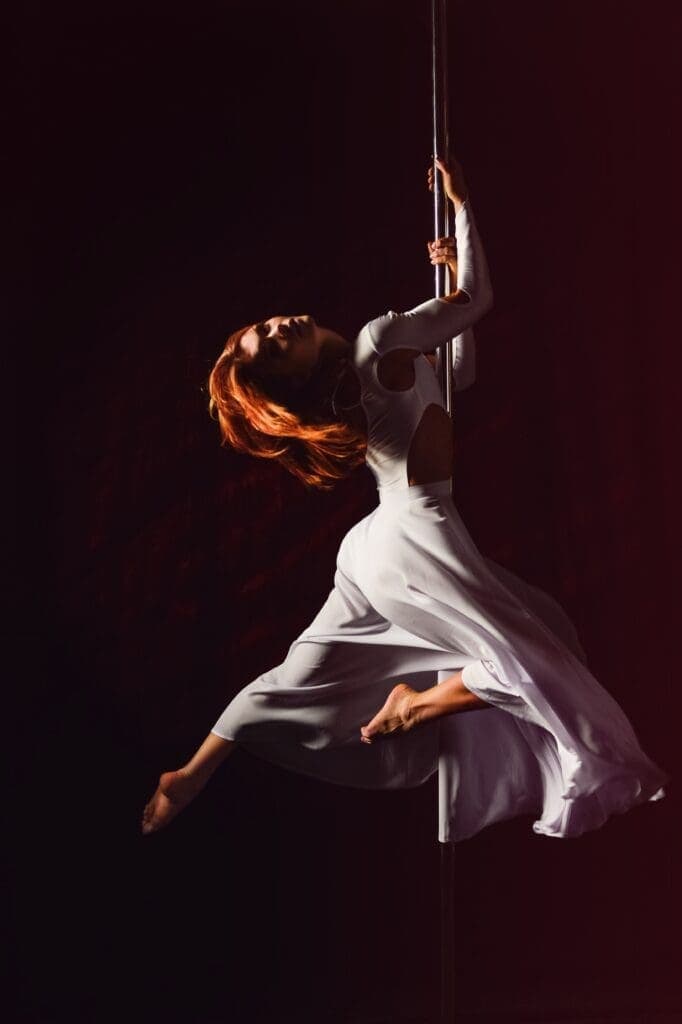 Um breve histórico do pole dance: das primeiras manifestações a contemporaneidade