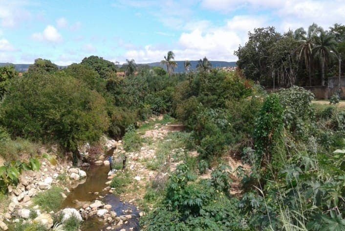 Degradação ambiental no canal do rio Granjeiro em Crato, estado do Ceará
