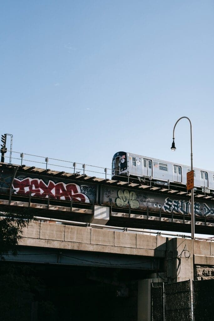 Quando a arte enfrenta a lei: Artistas criam associação para mostrar sua arte nos transportes públicos