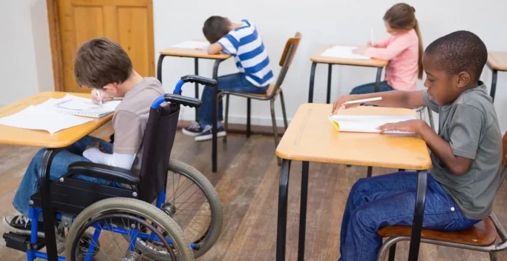 “Sou capaz de aprender, ensina-me de várias maneiras”: A trajetória escolar de um sujeito com necessidades educacionais especiais a partir das metodologias de ensino de uma escola de ensino regular pública