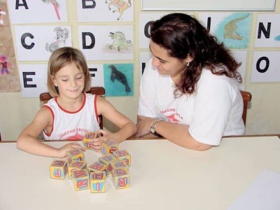O processo de aprendizagem da linguagem e códigos da língua portuguesa na ed. Infantil através de jogos e brincadeiras.