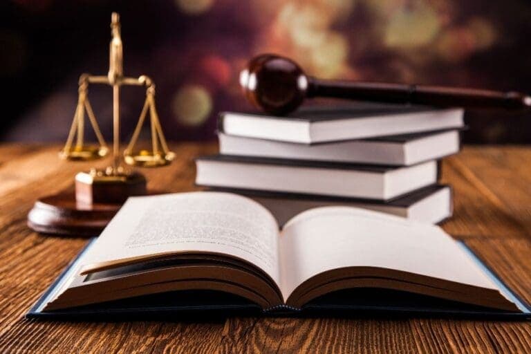 Dispensa de licitação para contratar advogados é explicada em livro e vídeo